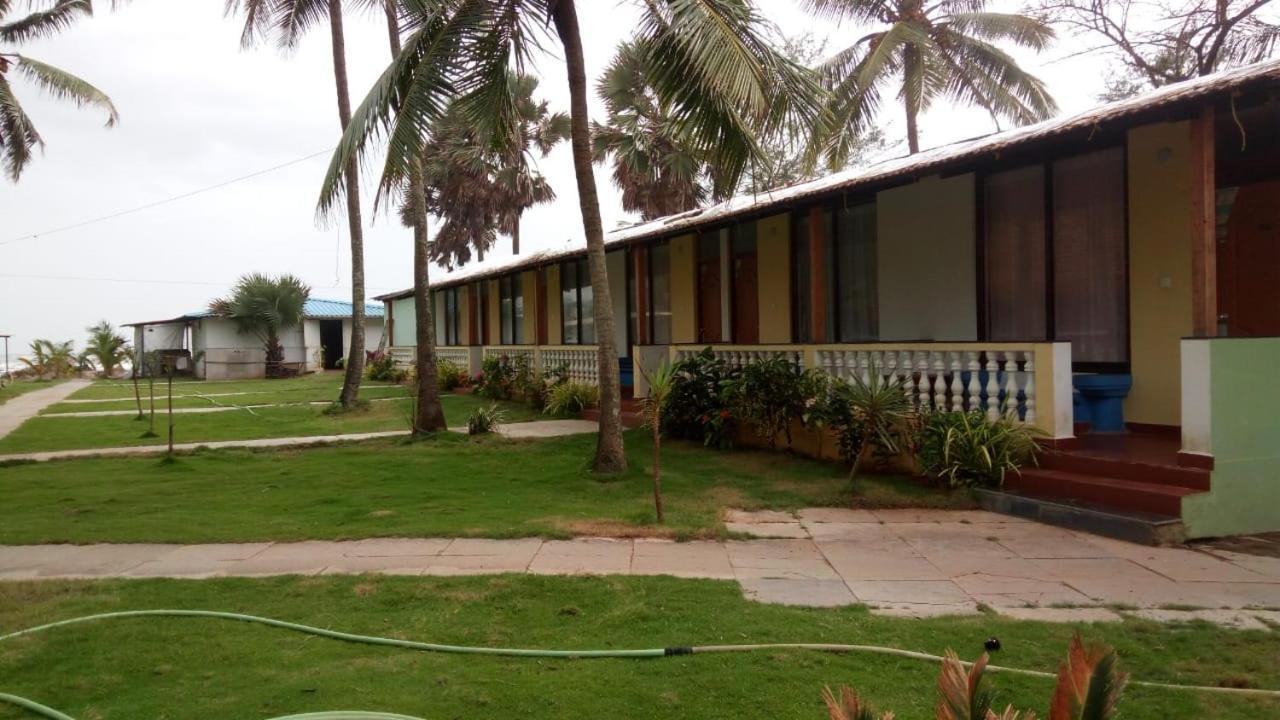 Rock Bite Hotel Morjim Exterior photo